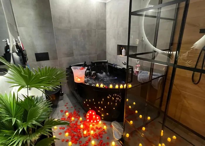 Loft W Centrum Z Jacuzzi شقة فروتسواف